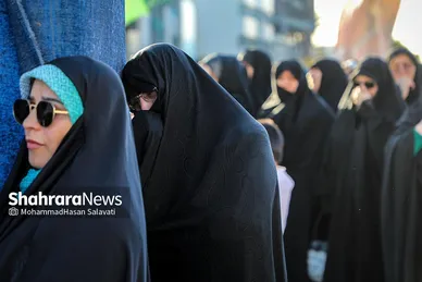 تشرف زائران و مجاوران رضوی به حرم امام رئوف در روز زیارتی آن حضرت