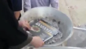 آتش زدن کتاب هاریسون، مرجع پزشکی جهان توسط یک روحانی+ویدئو