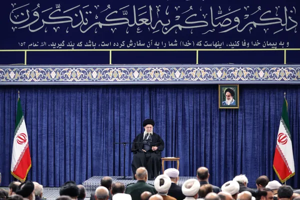 رهبر معظم انقلاب: رژیم صهیونیستی، سیلی اقدام در سوریه را خواهد خورد | فعالیت‌های وسیع زیر ساختی بخش شیرین اقتصاد است + فیلم و تصاویر