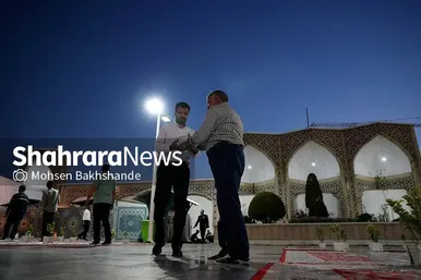 توزیع افطاری در باب الکاظم حرم مطهر امام رضا(ع)