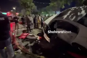 برخورد خودرو سواری با تجمع مردمی در وکیل&zwnj;آباد مشهد | ۴ نفر جان باختند و ۱۵ نفر مصدوم شدند + فیلم