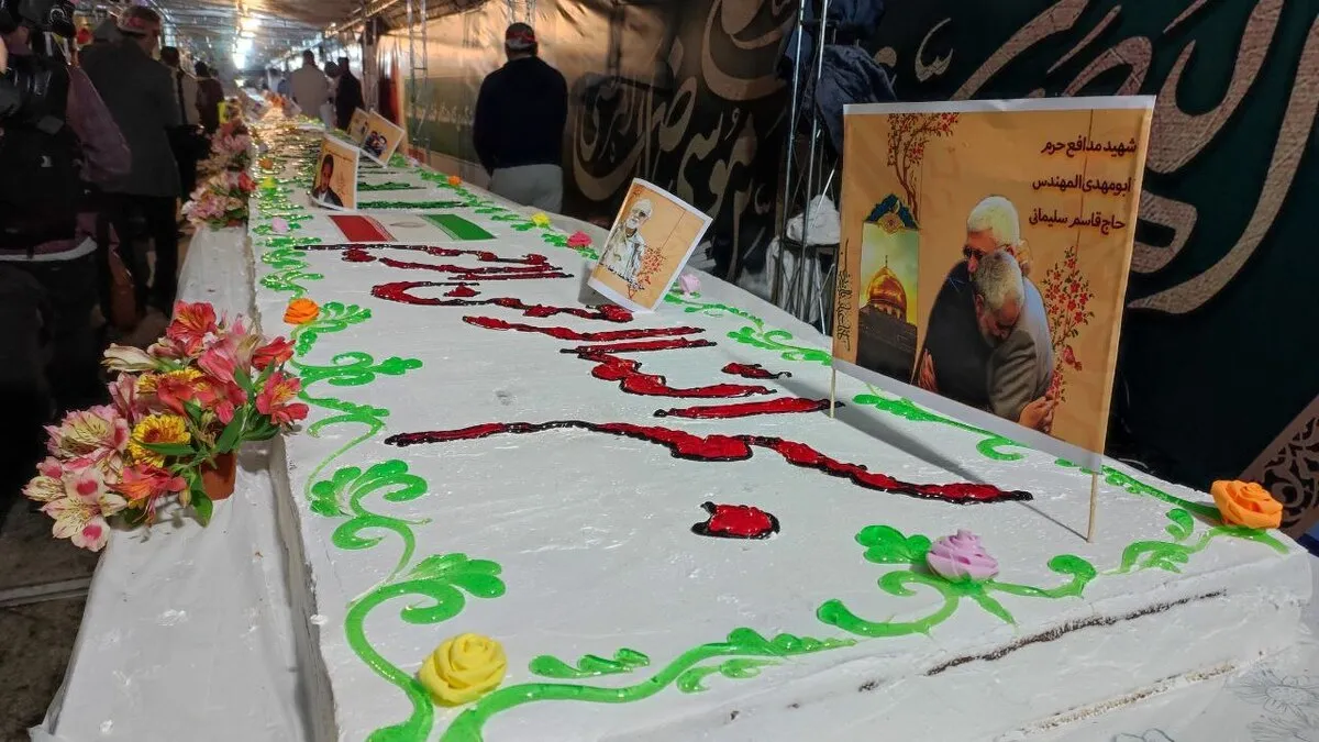 آماده‌سازی کیک ۶۹ متری به مناسبت ولادت حضرت زینب (س) در مشهد+ فیلم و تصاویر