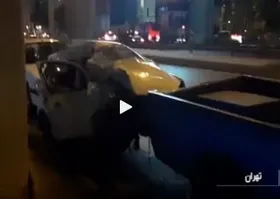 تصادف مرگبار پژو ۲۰۶ در تهران، موتور خودرو به بیرون پرتاپ شد! + فیلم