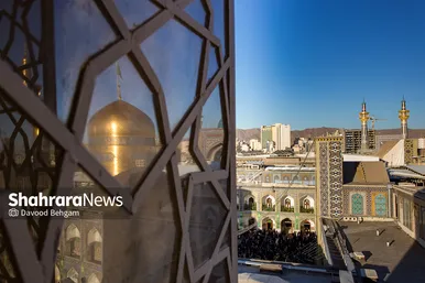 آیین تعویض پرچم گنبد منور حرم مطهر رضوی