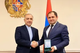 وزارت دفاع ارمنستان عالی&zwnj;ترین مدال افتخار خود را به سفیر ایران اهدا کرد