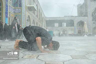 دعا و نیایش زائران زیر باران شدید در حرم امام رضا(ع)