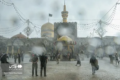 دعا و نیایش زائران زیر باران شدید در حرم امام رضا(ع)
