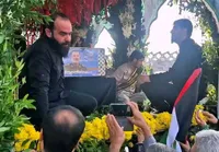 ویدئو | اهدای عبای رهبر انقلاب اسلامی برای همراهی با پیکر شهید نیلفروشان