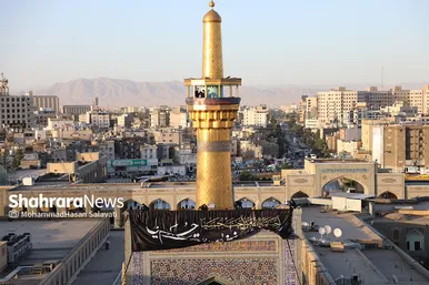 اهتزاز پرچم عزای حسینی بر فراز گنبد حرم رضوی