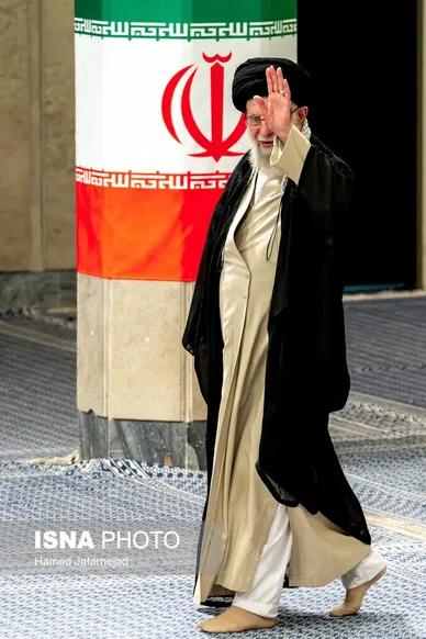 عکس‌هایی از حضور رهبر معظم انقلاب در شعبه اخذ رأی چهاردهمین انتخابات ریاست‌جمهوری