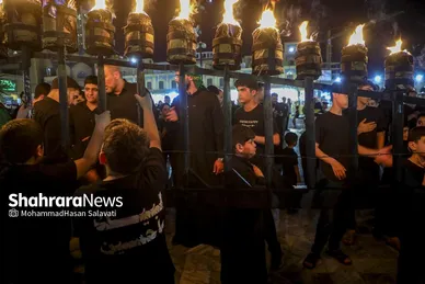 کودکان در کنار پیرغلامان آیین را همراهی می‌کنند.