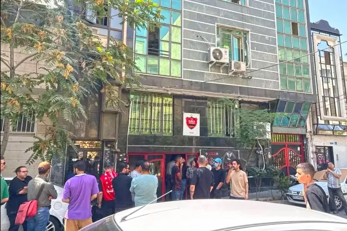 تجمع هواداران پرسپولیس مقابل باشگاه (۱۹ مردادماه ۱۴۰۴) + ویدیو