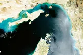 درباره نشت گسترده مواد نفتی در بخش هایی از تنگه هرمز | خلیج زخمی
