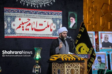 اهتزاز پرچم عزای حسینی بر فراز گنبد حرم رضوی