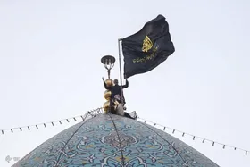 ویدئو| اهتزاز پرچم عزا بر فراز گنبد شاهچراغ