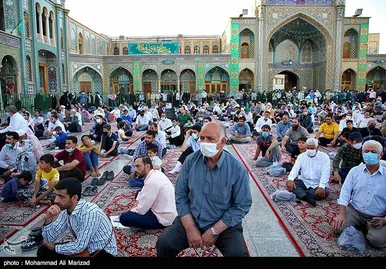 آیین تعویض پرچم گنبد حرم حضرت معصومه(س) و امام رضا (ع) به مناسبت آغاز دهه کرامت