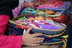 اهدای ۱۳۰۰ بسته لوازم&zwnj;التحریر با مشارکت خادمیاران رضوی در بوشهر