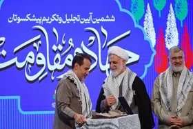 اهدای نشان و لباس خادم&zwnj;الشهدا به رئیس قوه&zwnj;قضائیه