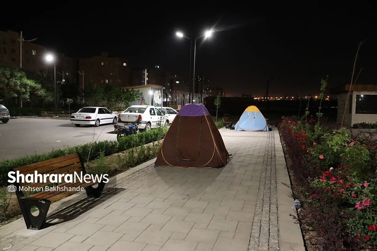 شب گذشته جمعیت زیادی از شهروندان مشهدی در پارک‌ها اتراق کردند (۸ اردیبهشت ۱۴۰۲)