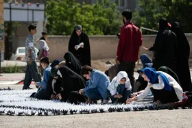 ۵۰۰۰ درنای کاغذی در مشهد به یاد کودکان شهید میناب پرواز کرد