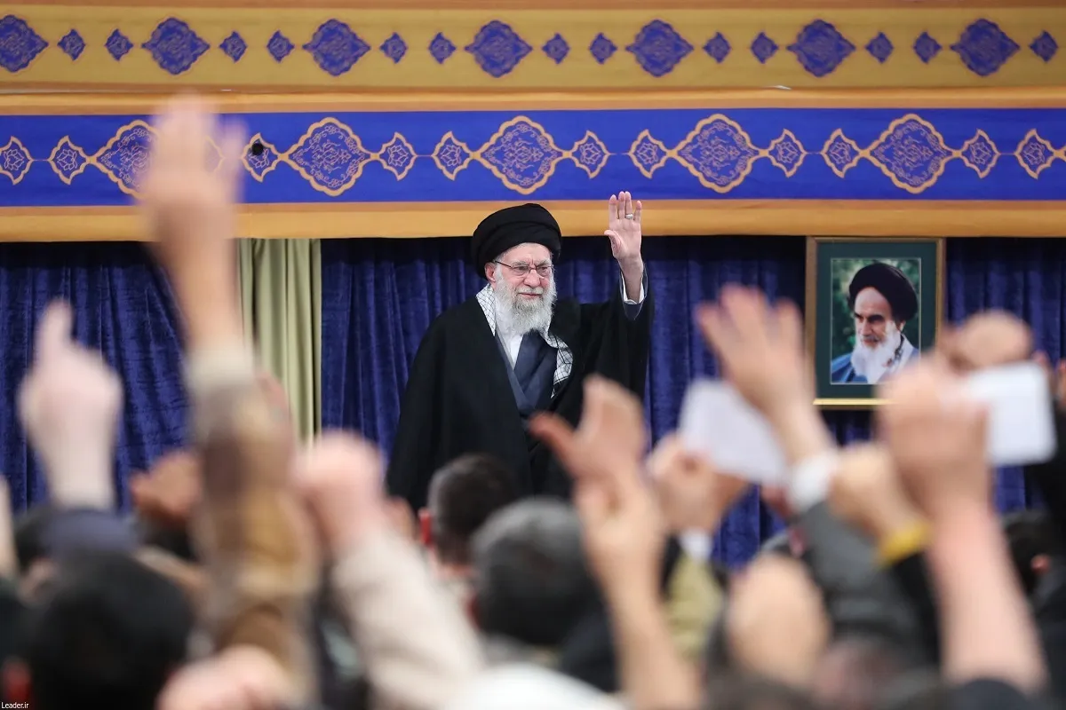 شعرخوانی رهبر شهید انقلاب در جمع خانواده‌های معظم شهدا در اسفند ۹۳ + فیلم