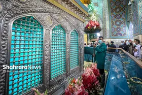آیین تعویض گل&zwnj;های ضریح مطهر رضوی