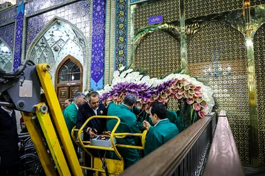 چراغانی و گل آرایی حرم مطهر رضوی به مناسبت میلاد امام رضا (ع)