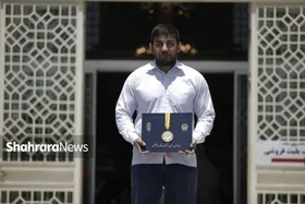 اهدای مدال طلای امیر یاری، کشتی&zwnj;گیر قهرمان آسیا به موزه آستان قدس&zwnj;رضوی