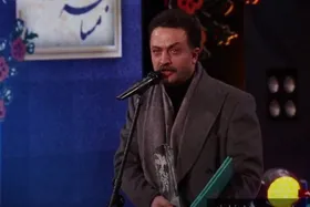 ویدئو | لحظه اهدای سیمرغ بلورین بهترین بازیگر نقش اصلی مرد به مصطفی زمانی برای &laquo;شمال از جنوب غربی&raquo;