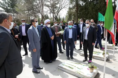 حضور جمعی از مسئولان در گلزار شهدای بهشت رضا(ع)