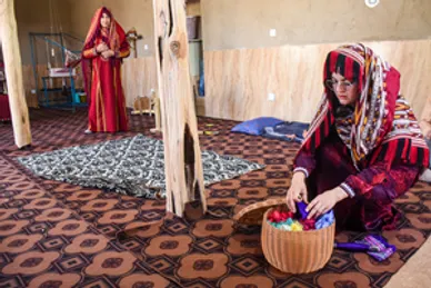تصاویری زیبا از ابریشم‌بافی زنان در «جَرگَلان» خراسان شمالی