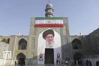 کتیبه جدید تصویر رهبر شهید انقلاب، در حرم مطهر رضوی نصب شد + فیلم