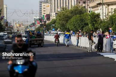 گزارش تصویری | جمع‌آوری نرده‌های بی‌آرتی خیابان امام رضا(ع) به منظور ایمن‌سازی مسیر تشییع پیکر رهبر شهید در مشهد