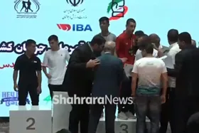 ویدئو | شکستن سکوی اهدای مدال در مسابقات کشوری بوکس در مشهد