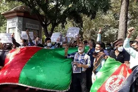 تجمع مهاجران افغانستانی&zwnj; در حمایت از پنجشیر مقابل کنسولگری پاکستان در مشهد + فیلم