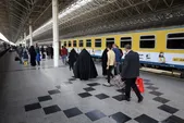 ورود و خروج حدود ۴۱ هزار نفر به راه‌آهن مشهد یک روز قبل از تشییع پیکر رهبر شهید (چهارشنبه، ۱۷ تیرماه) + فیلم
