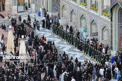 عکس‌هایی از مراسم تعویض پرچم گنبد حرم امام رضا (ع) (۱۷ شهریور ۱۴۰۳)