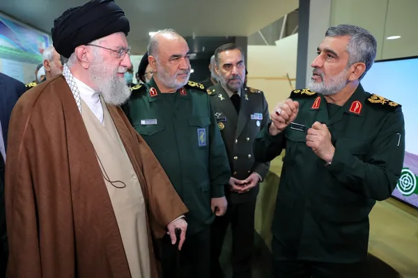 مقام معظم رهبری: هرجا جوانان ما با عزم و ایمان وارد شدند، کار‌های بزرگی انجام داده‌اند + فیلم و عکس