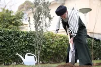 به مناسبت روز درختکاری و هفته منابع طبیعی، رهبر انقلاب ۳ اصله نهال کاشتند + فیلم
