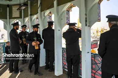 حضور خادمان در نقاره خانه حرم مطهر رضوی برای آغاز این آیین سنتی