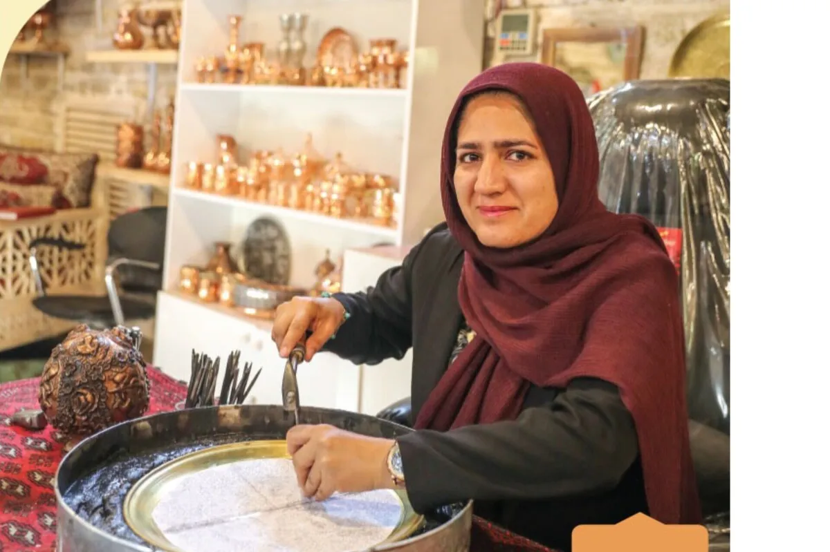 نقاشی با چکش | روایت پرفراز و نشیب کار قلم‌زنی از زبان خانم علوم سیاسی خوانده
