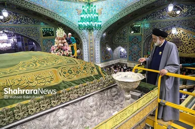 گزارش تصویری | تعویض گل‌های ضریح حرم مطهر امام‌رضا(ع)