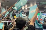 آغاز برنامه انتخاباتی نامزدهای انتخابات ریاست‌جمهوری در مشهد | از حضور باتأخیر پزشکیان تا تغییر مکان سخنرانی جلیلی (۶ تیر ۱۴۰۳) + فیلم و عکس