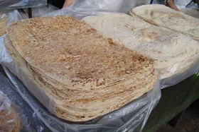 عرضه نان بسته بندی شده ویژه زائران در اطراف حرم امام رضا (ع)