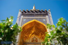 تعویض کتیبه ایوان طلای حرم امام&zwnj;رضا (ع) هم&zwnj;زمان با فرارسیدن اربعین حسینی + فیلم و تصاویر