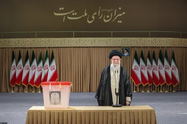 مرحله دوم رأی‌گیری انتخابات چهاردهمین دوره ریاست‌جمهوری با حضور رهبر معظم انقلاب اسلامی