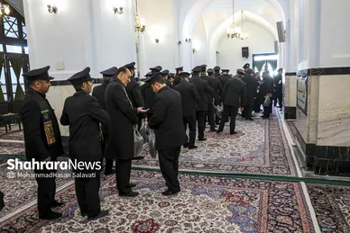 خادمان در حال گروه بندی برای حضور در گلدسته های مختلف حرم آماده می شوند.