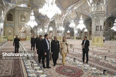 گزارش تصویری | ضیافت افطار دختران روزه اولی در حرم مطهر امام رضا(ع)