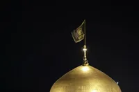 اهتزاز پرچم عزا در حرم مطهر رضوی به احترام شهدای حادثه تروریستی کرمان + فیلم