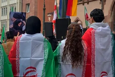 گزارش تصویری | افغانستانی‌ها و ایرانی‌ها زیر یک پرچم در سنگر خیابان‌های فرانکفورت